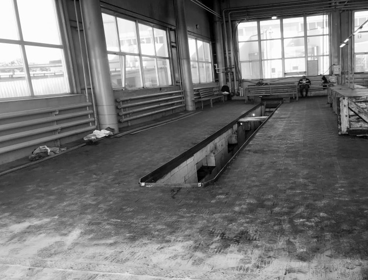 Резиновый паркет напольное покрытие для ангара или бокса