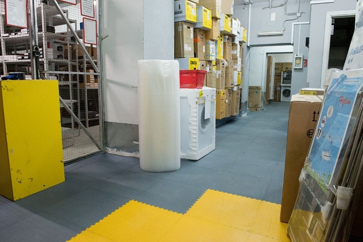 Сборное напольное покрытие для склада или даркстора