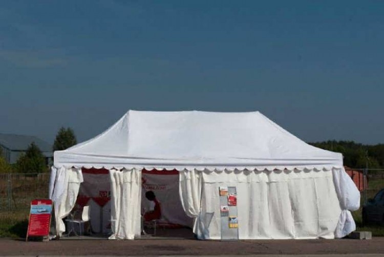 Из чего сделать полы для выставочного шатра на улице?