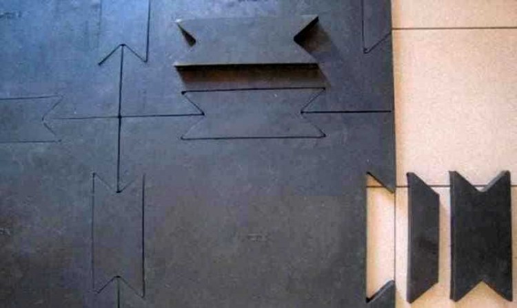 Открытая стоянка для машины из резиновых плиток