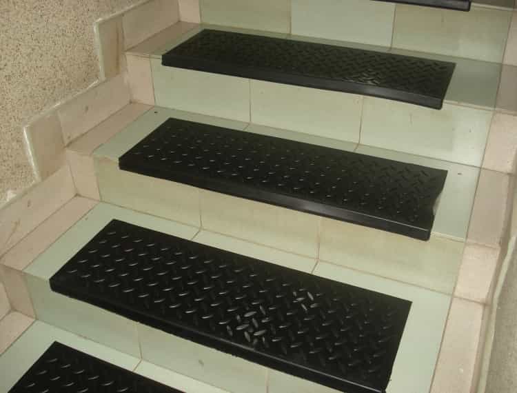 Как сделать лестничные ступени не скользкими и уменьшить травматизм на лестничных маршах общественных зданий